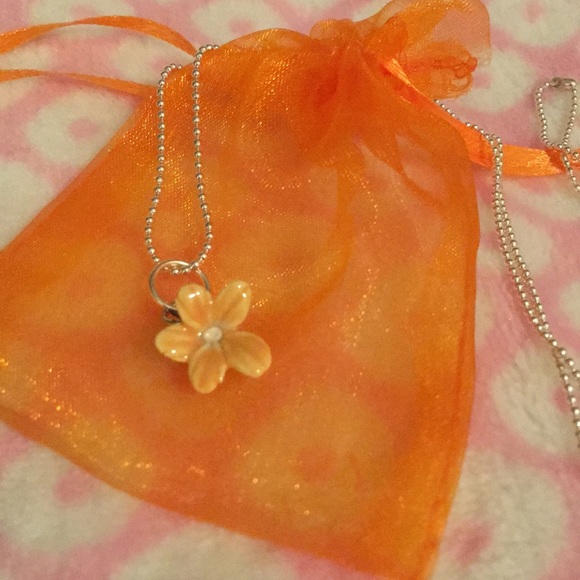 Jewelry - French ceramic yellow flower necklace. New